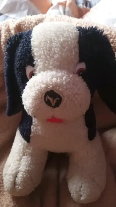Peluche de perro blanco y negro suave - miniatura 1
