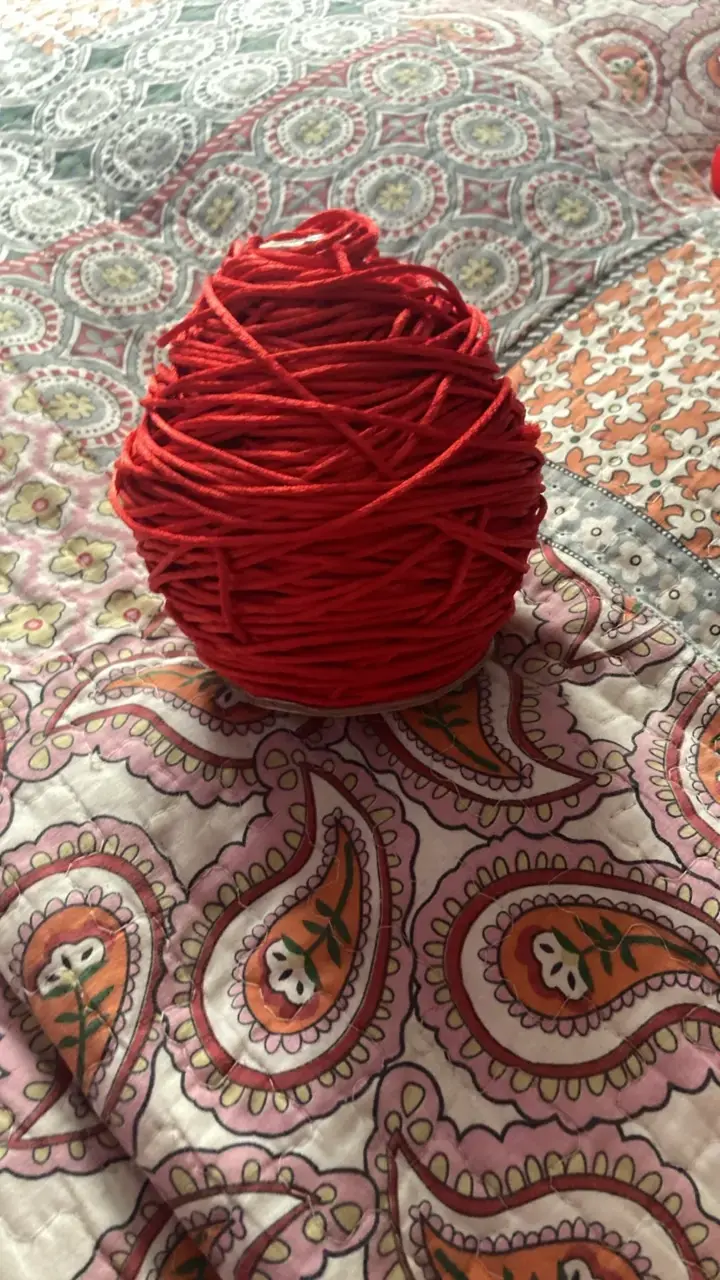 Ovillo de hilo rojo para pulseras - 1