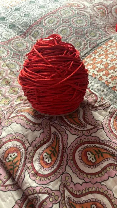 Ovillo de hilo rojo para pulseras - miniatura 1