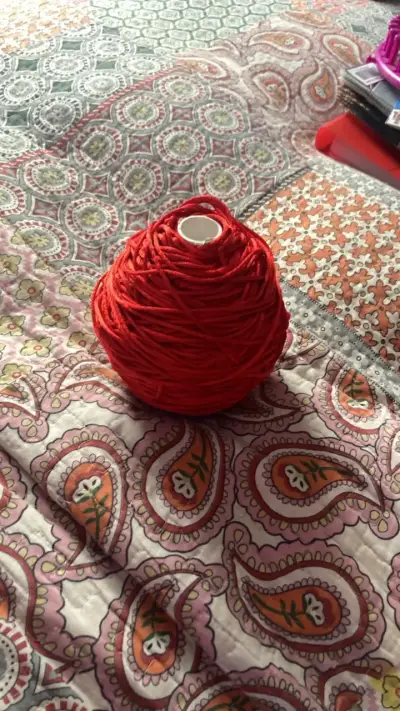 Ovillo de hilo rojo para pulseras - miniatura 2