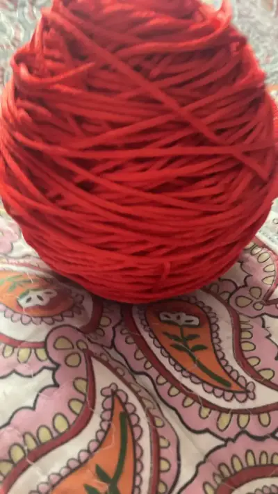Ovillo de hilo rojo para pulseras - miniatura 4