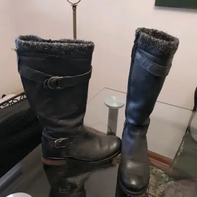 Botas negras de cuero con forro de lana - miniatura 1