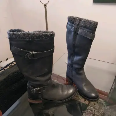 Botas negras de cuero con forro de lana - miniatura 2