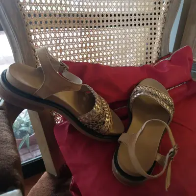Botas negras de cuero con forro de lana - miniatura 4