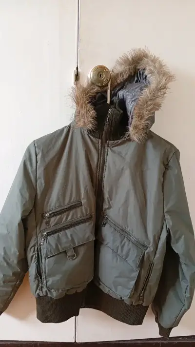 Chaqueta verde con capucha de piel sintética - miniatura 1