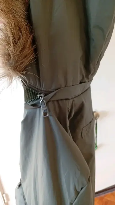 Chaqueta verde con capucha de piel sintética - miniatura 2