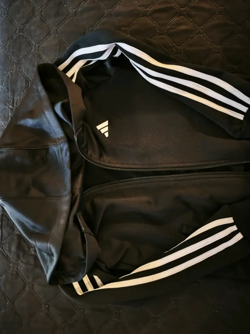 Polerón negro con capucha Adidas - 1