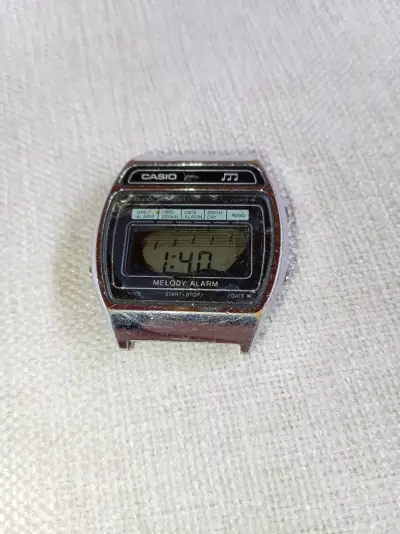 Reloj digital Casio vintage con alarma - miniatura 2
