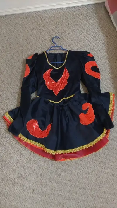 Traje de baile negro con detalles rojos - miniatura 1