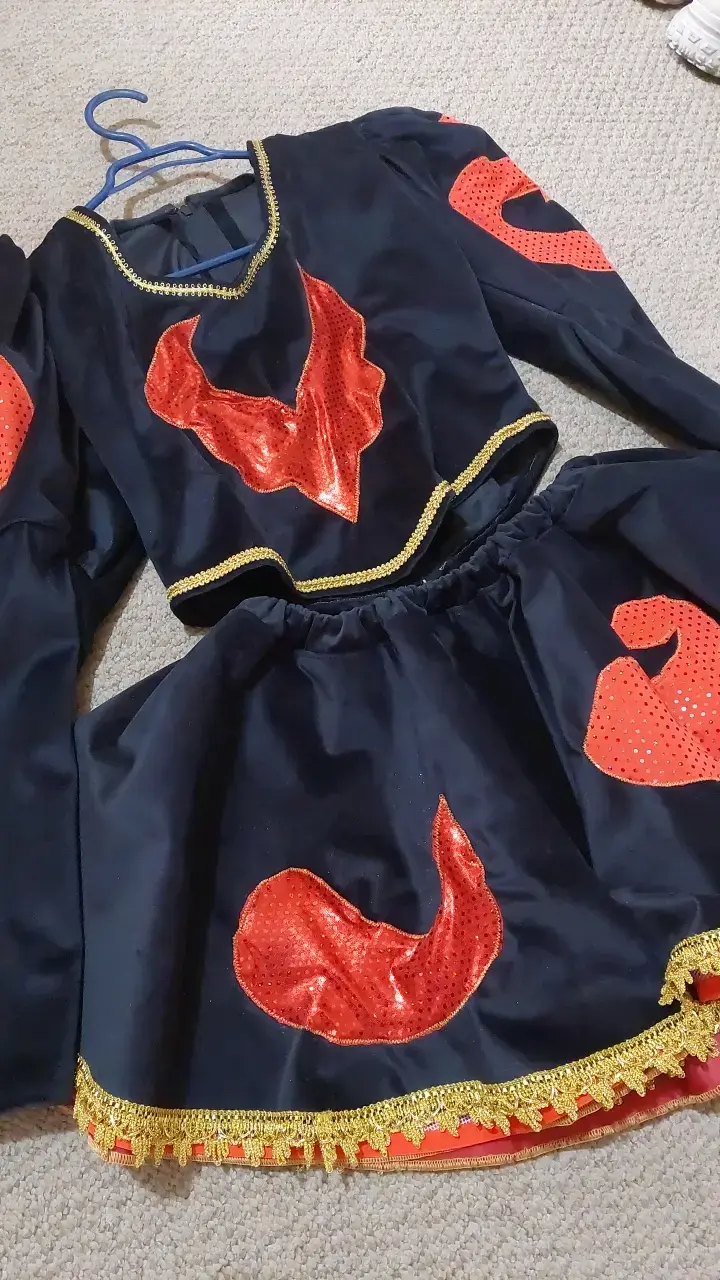 Traje de baile negro con detalles rojos - 2