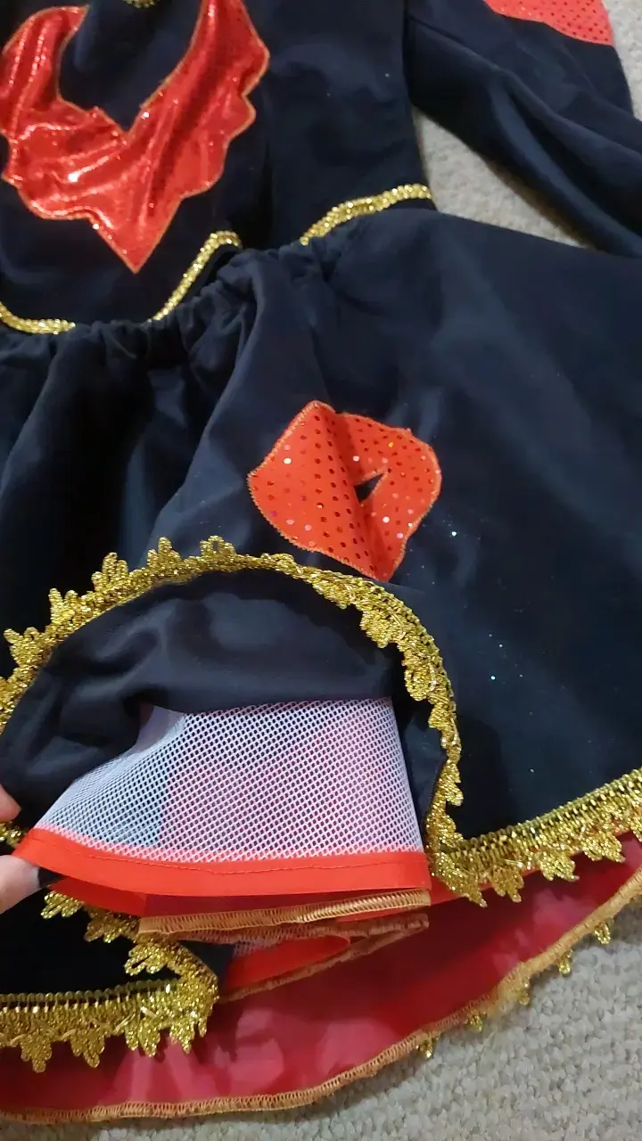 Traje de baile negro con detalles rojos - 3