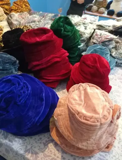 Sombreros de terciopelo en varios colores - miniatura 1