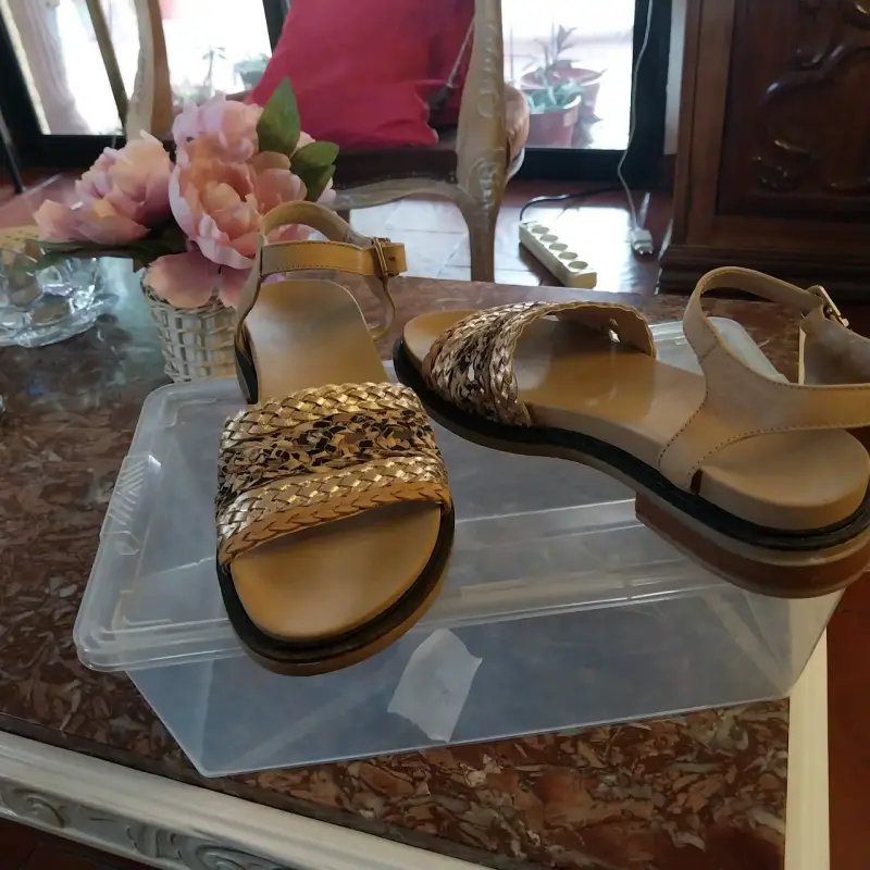 Sandalias de mujer con diseño trenzado dorado - 3