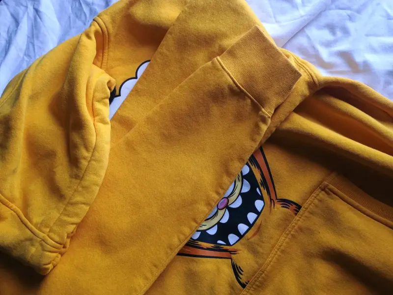 Polerón amarillo Garfield con capucha. - 4