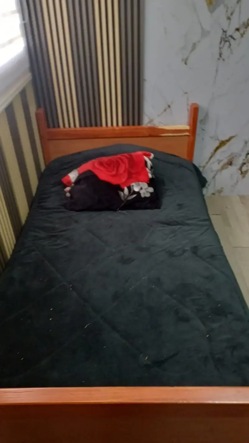 Cama individual de madera en buen estado - 1
