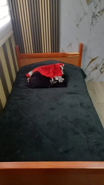 Cama individual de madera en buen estado - miniatura 1