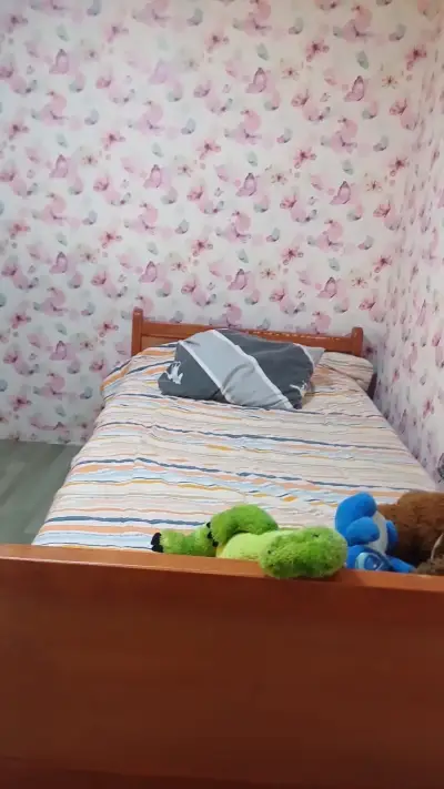 Cama individual de madera en buen estado - miniatura 2