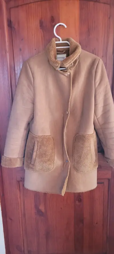 Abrigo de mujer camel con forro de piel sintética - miniatura 1