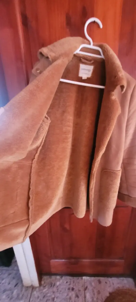 Abrigo de mujer camel con forro de piel sintética - 3