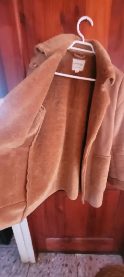 Abrigo de mujer camel con forro de piel sintética - miniatura 3