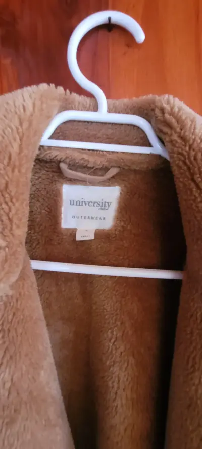Abrigo de mujer camel con forro de piel sintética - miniatura 4