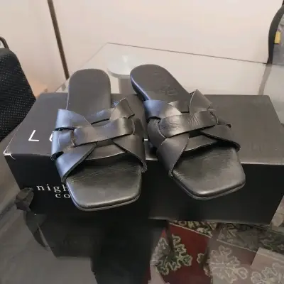 Sandalias negras de cuero Luau Shoes - miniatura 3