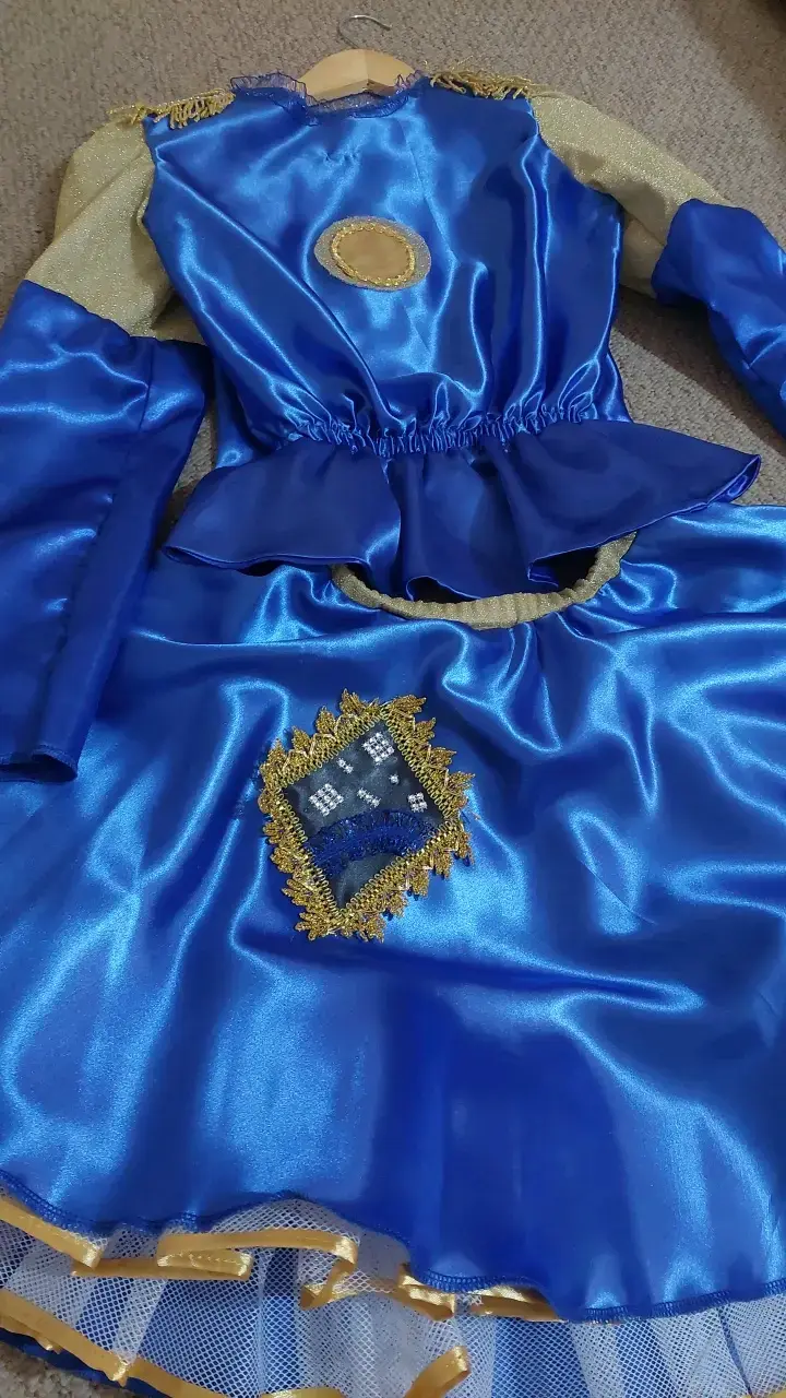 Traje azul con detalles dorados para bailes - 2