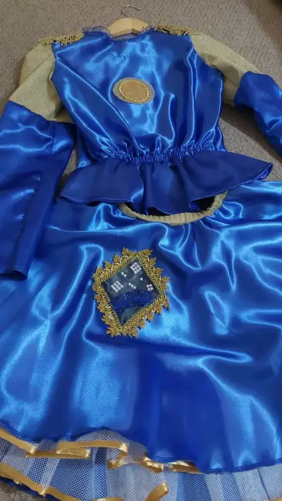 Traje azul con detalles dorados para bailes - miniatura 2