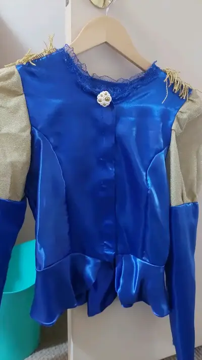 Traje azul con detalles dorados para bailes - miniatura 4