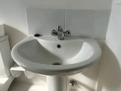 Lavamanos de cerámica con grifería cromada - miniatura 1