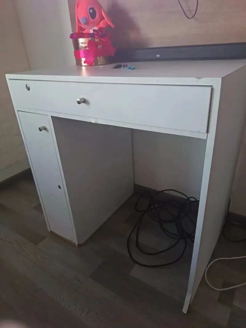 vanity blanco con cajón y puerta