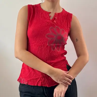 Polera sin mangas roja con diseño floral - miniatura 1