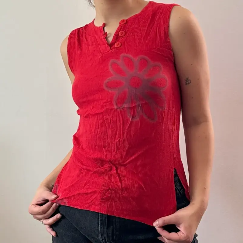 Polera sin mangas roja con diseño floral - 2