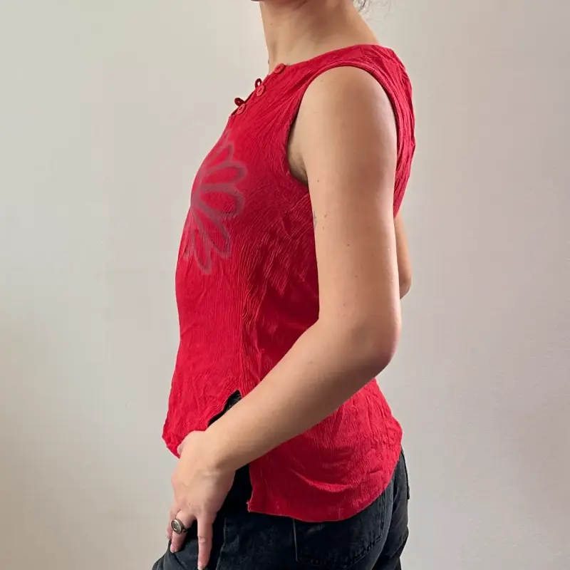 Polera sin mangas roja con diseño floral - 3