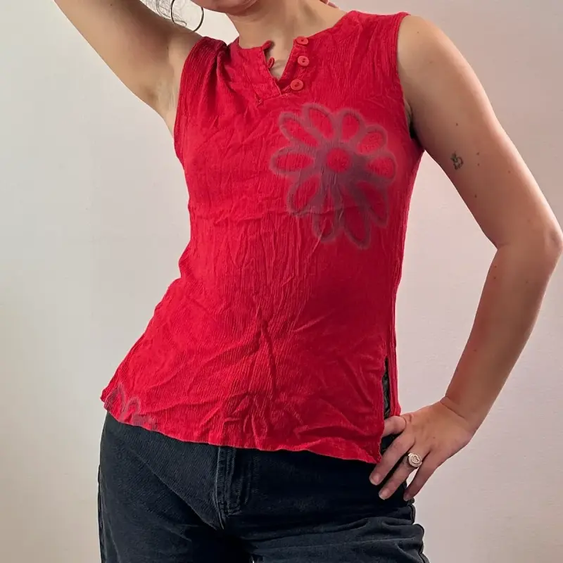 Polera sin mangas roja con diseño floral - 4