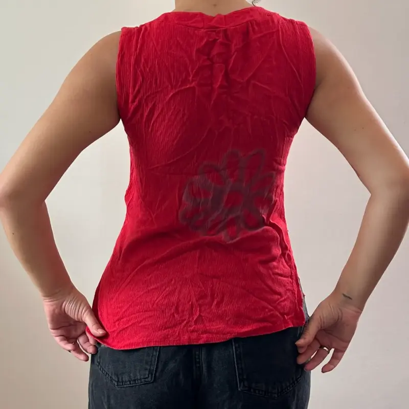 Polera sin mangas roja con diseño floral - 5
