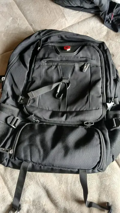 Mochila negra grande con múltiples compartimentos - miniatura 1