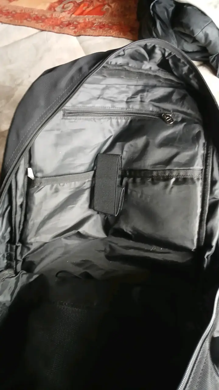 Mochila negra grande con múltiples compartimentos - 2