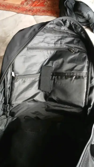 Mochila negra grande con múltiples compartimentos - miniatura 2