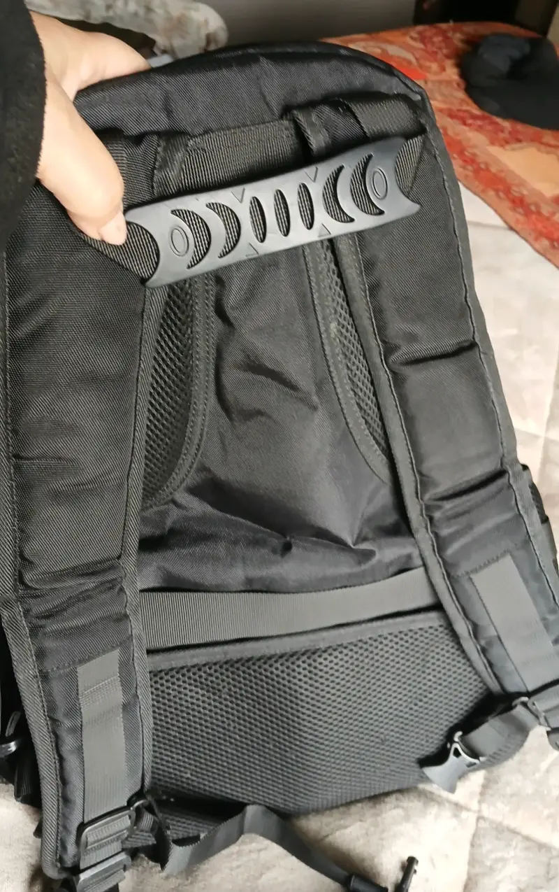Mochila negra grande con múltiples compartimentos - 3