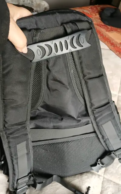 Mochila negra grande con múltiples compartimentos - miniatura 3