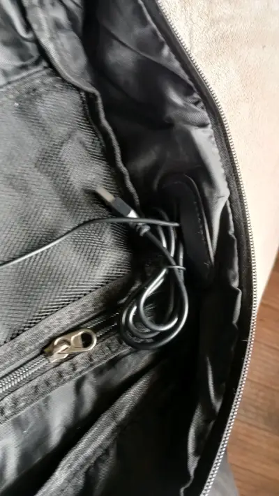 Mochila negra grande con múltiples compartimentos - miniatura 4