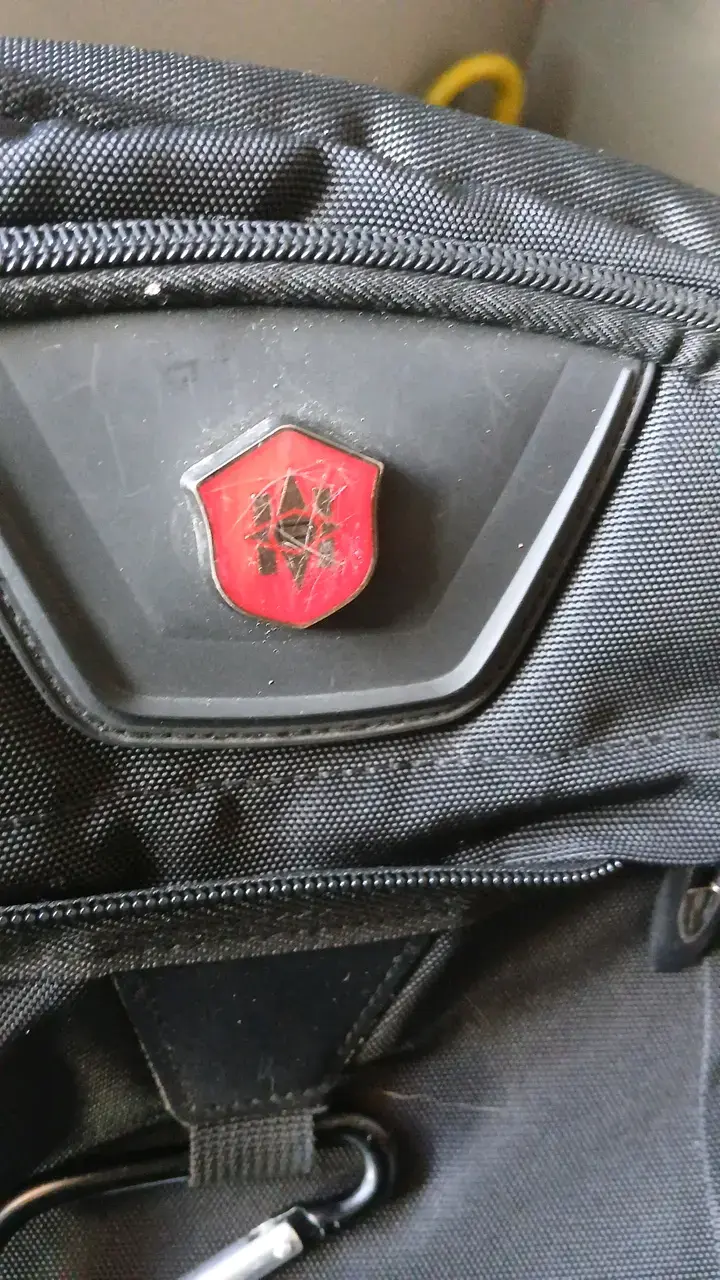 Mochila negra grande con múltiples compartimentos - 5