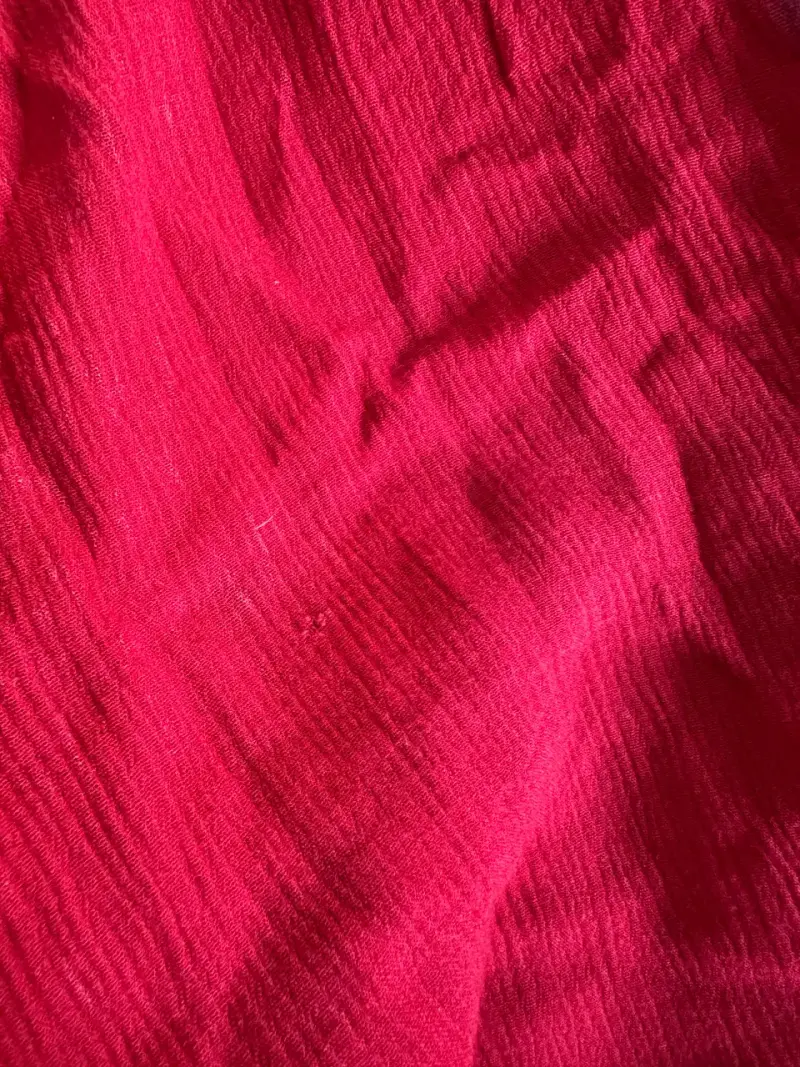 Polera sin mangas roja con diseño floral - 6