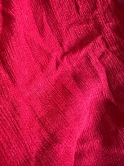 Polera sin mangas roja con diseño floral - miniatura 6
