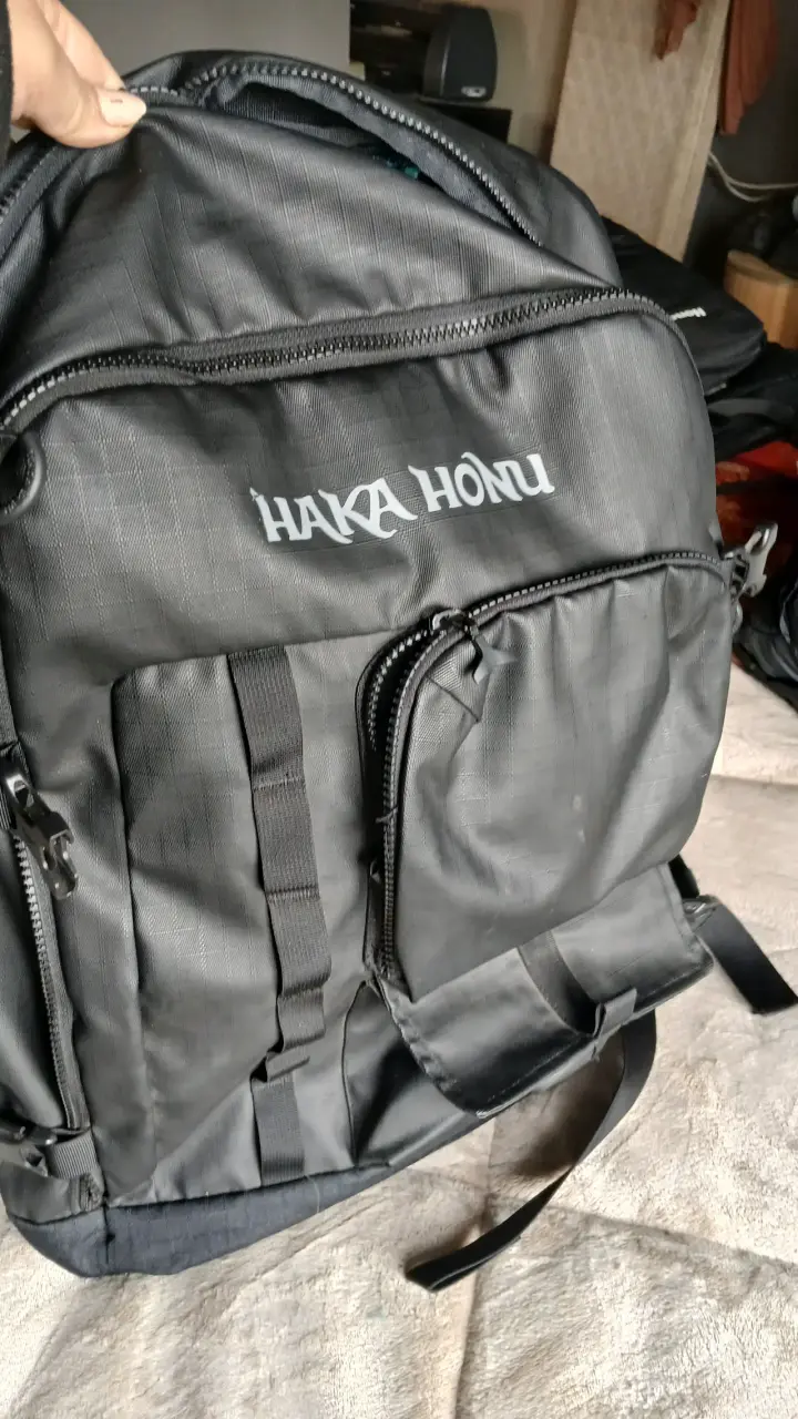 Mochila negra Haka Honu con múltiples bolsillos - 1