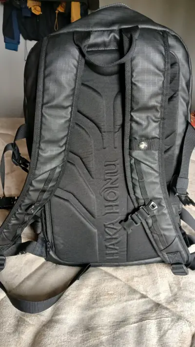 Mochila negra Haka Honu con múltiples bolsillos - miniatura 2