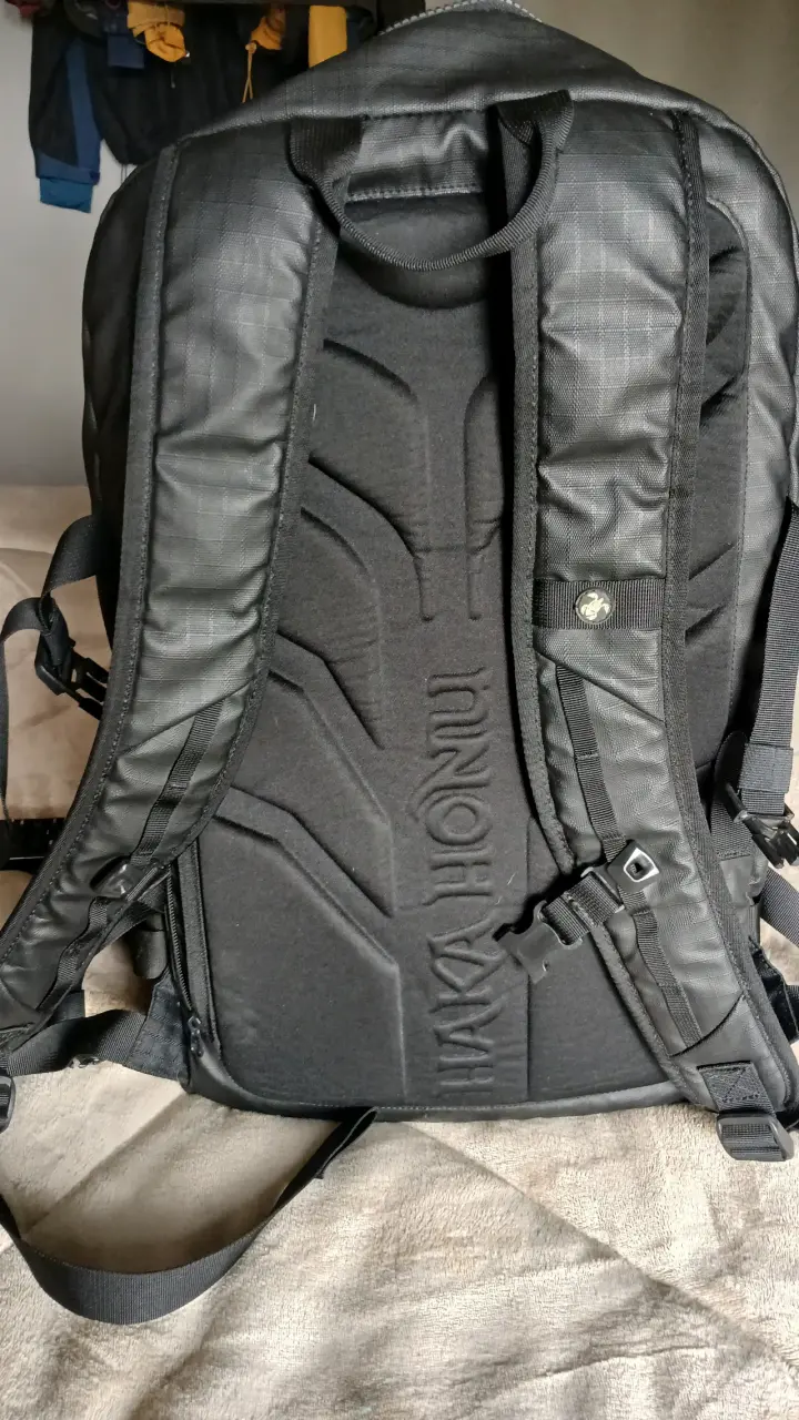Mochila negra Haka Honu con múltiples bolsillos - 3