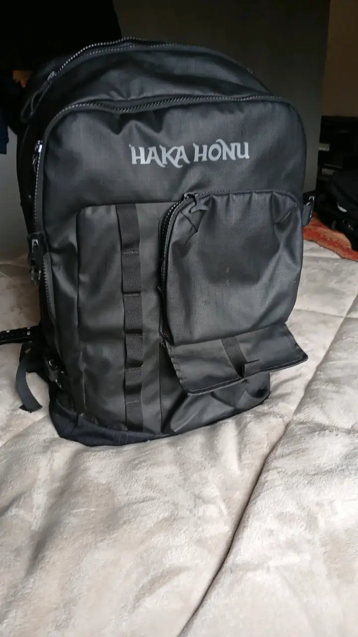 Mochila negra Haka Honu con múltiples bolsillos - 4