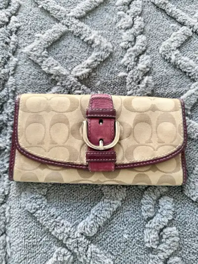 Cartera de mano Coach beige con detalles burdeos - miniatura 1